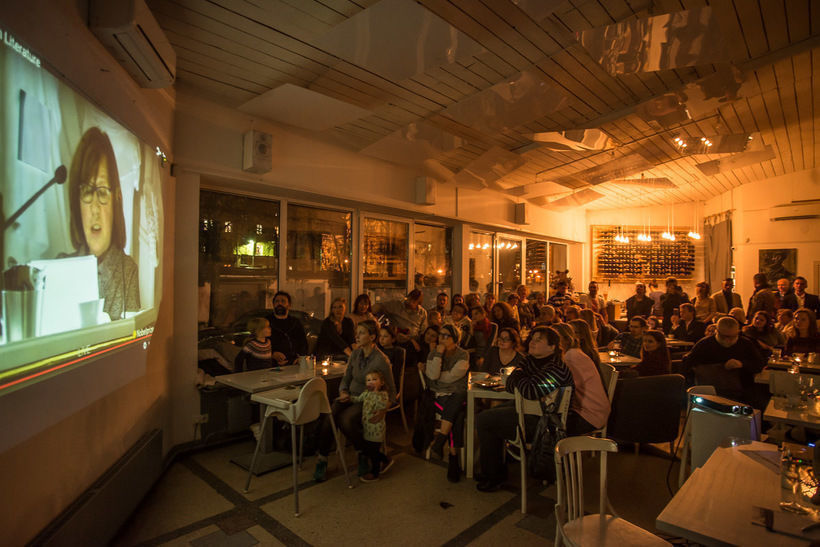 Минчане смотрят трансляцию Нобелевской речи лауреата Светланы Алексиевич в Ў-баре. Фото: Евгений Ерчак